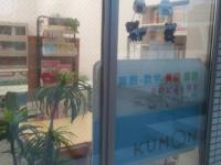 エントランスからみた教室内の雰囲気　ベビーカーのままでどうぞ