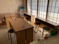 少し教室に慣れてきた生徒の学習部屋。（飛沫感染防止対策を行って運営します。）