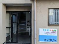 教室は2階201号室です。エントランスのドアを引いて階段を上がります。