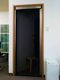 ドアにプリーツ網戸を設置し、ドアを大きく開けて換気対策に努めております。