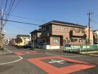 教室は静かな住宅街にあり、交通量が少なくて広々した道路に面しています。