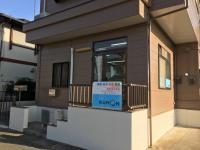 教室は静かな通りの角地で、チョコレート色の外壁と公文の看板が目印です。