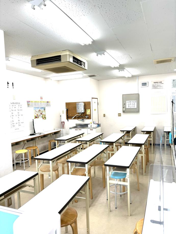 教室内は明るく、生徒たち一人ひとりが一生懸命学習できる教室です。<br />
