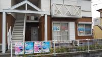 クリーム色とブラウンが目印の建物。教室は1階にあります。
