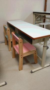小さなお子さまと一緒に座りやすい<br />
椅子と机です