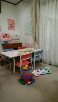 赤ちゃんがゴロゴロできる、明るく広々とした室内です。