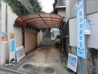 くもんののぼりが目印。屋根下は駐輪場やベビーカー置き場です。