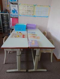 幼児さん向けの机を用意してます。
