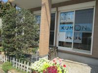 バス通りに面した一階の部屋が教室です。<br />
駐車場(一台)があるので、雨でも安心。