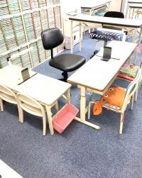 幼児さんも、体に合った机と椅子で学習ができます。<br />
スタッフが学習を見守ります。