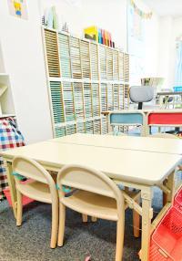 おすわりができるお子さんは、小さい子専用サイズの机といすで♪