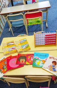 月齢にあわせた教具や絵本にも触れていただけます。