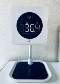入口には非接触の赤外線検温＆消毒液噴霧器を設置しています。