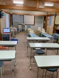 広々とした教室です。<br />
先生が教室全体を見守っています。