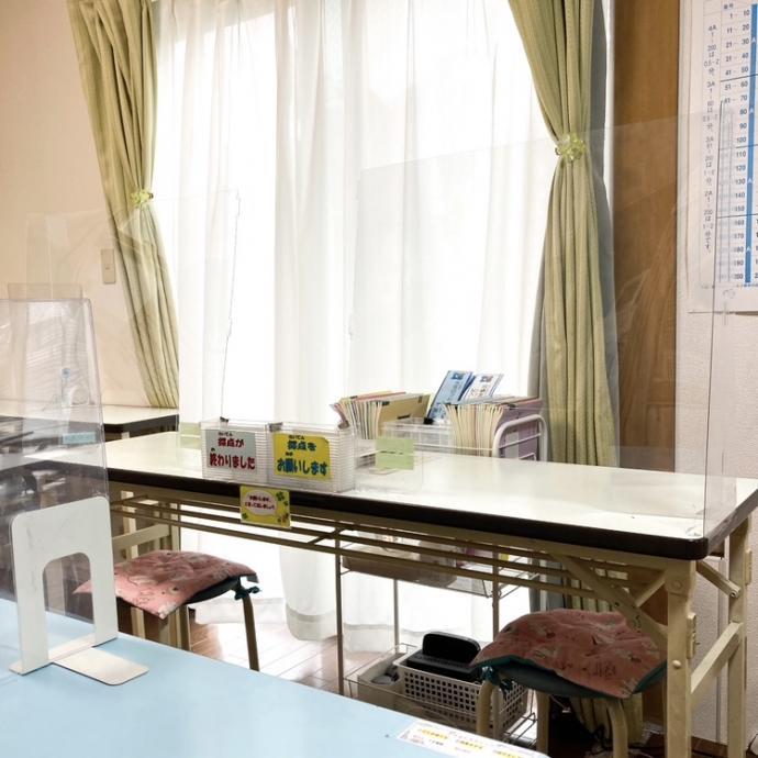 学習席・採点席のパーテーション設置や消毒、清掃など感染対策を行っています。