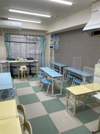 学習スペースです。幼児、低学年用の机や椅子もご用意しております。