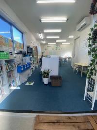 明るい室内です。<br />
空気清浄機設置、手洗励行、手指消毒等感染症対策しています。