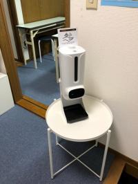 入室時には、検温付きアルコール消毒器をご用意しております。