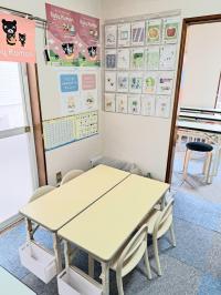 幼児用の学習スペースです☆<br />
きちんと足をつけて学習できる机とイスあります！