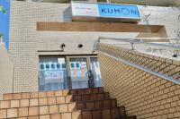 マンションの2階です、階段を上って教室にお越しください。（ベビーカー置き場あり）