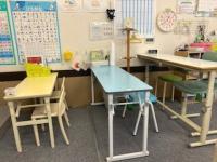 幼児専用席には指導者・スタッフがそばにつき、学習をサポートします。