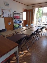 学習机は向かい合っています。