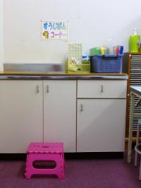 数字盤、ジグソーパズルなど学習できます。身長に合わせて踏み台使用してます。
