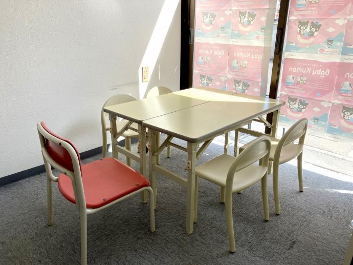 幼児さんは こちらの席で。<br />
幼児用の学習スペースもご用意。