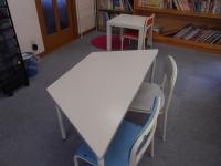 幼児さんには専用の背もたれ付きの椅子があります。