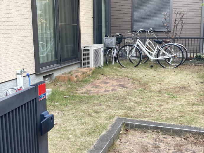 自転車は庭に駐輪可能です。