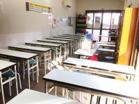 【学習スペース】広くて、明るい教室です。机やいすは定期的に消毒しています。