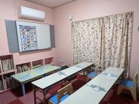 幼児教室もアクリル板でしっかり感染予防し専任スタッフが楽しい学習へと導きます。