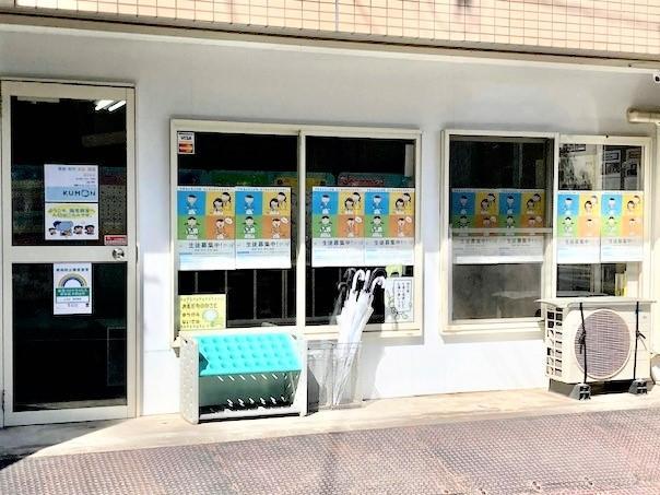 マンション入り口の左手側に教室の入口がございます。