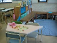 幼児さんコーナーから、読書、待合スペースを臨む。