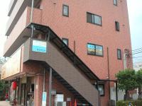 外階段をあがって2階。駐車場完備。近隣に広域避難場所あり。