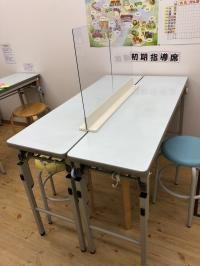 シールドをつけて感染防止対策をしています。