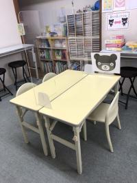 幼児対面席です。表情をみながら行っています。