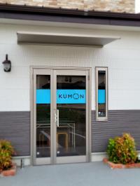 あおぞら歯科さんの通り沿いです。駐車場入口前2台ご利用いただけます。