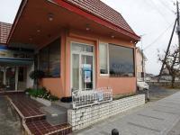 ピンクの外観に赤い屋根。パン屋さんの隣にある教室です。