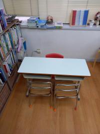 小さいお子様には、専用の机があり、先生と対面で学習致します。