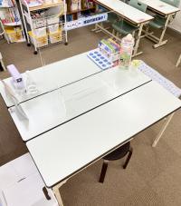 アクリル板の設置・高機能性電解水「IELU（イエル）」での消毒をしています。
