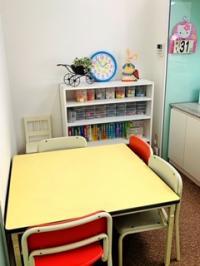 小さなお子さまも座れるスペースを用意しています。