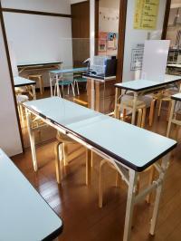 教室内ではひとりひとり対応できるよう、机の配置を工夫しています。
