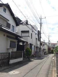 左手の2件目が教室です。青い公文式の看板が目印です。