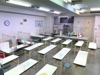 1つの机にひとりが座ります。広く環境が整った教室です。