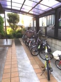 屋根付きの駐輪場があります。