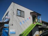 教室は建物の２階です。