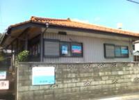 桜の名所の霞川。豊高橋の近くの、オレンジ色の屋根の教室です。