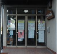 自治会館入り口です。<br />
ここから学習室へ。<br />
