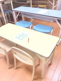 体の大きさに合った机で幼児低学年でも安全に集中して学習します